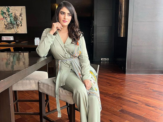 Trendy Pics Of Kavya Thapar